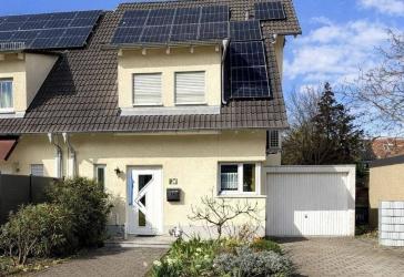 Moderne Doppehaushälfte mit Garten, Wärmepumpe & PV in Mannheim-Neckarau