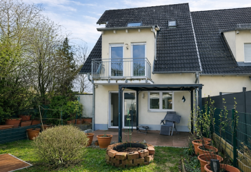 Moderne Doppehaushälfte mit Garten, Wärmepumpe & PV in Mannheim-Neckarau