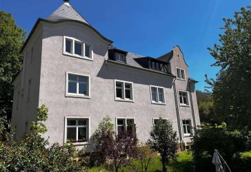 Saniertes / Modernisiertes Mehrfamilienwohnhaus mit großem Grundstück