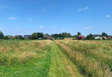 Sonniger Bauplatz mit herrlichem Weitblick - mit älterer Doppelhaushälfte zum Renovieren