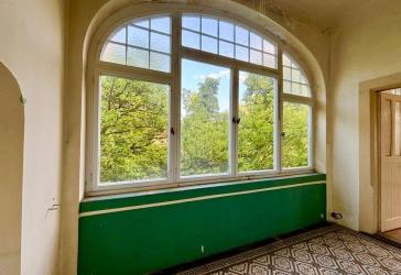 Jugendstil-Villa unter Denkmalschutz. Substanzstark und detailreich.