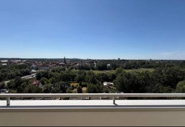 3 Zimmmer . Panoramablick . komplett saniert .