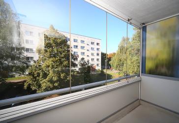 Schicke 3-Raumwohnung mit verglastem Balkon und netter Nachbarschaft