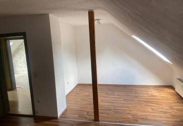 2,5 - Zimmer Dachgeschosswohnung ab 01.11. zu vermieten