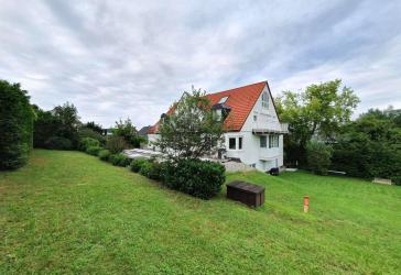 Gepflegtes Mehrfamilienhaus mit 7 Wohneinheiten und 11 Tiefgaragen-Plätzen