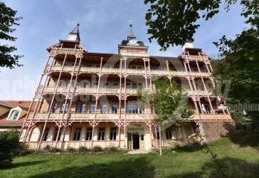 *400 m² eigener Garten - Luxus-Schloss mit Fernblick inmitten der Weinberge von Oberlößnitz* Altbau l Stuckdecken l Kaminanschluss l Fußbodenheizung