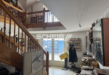 Erdgeschoss im Bürohaus, viele Parkplätze
