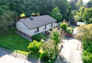 Viel Platz und Potenzial: Haus mit Terrasse, Vollkeller, Tiefgarage und einem schönen Grundstück