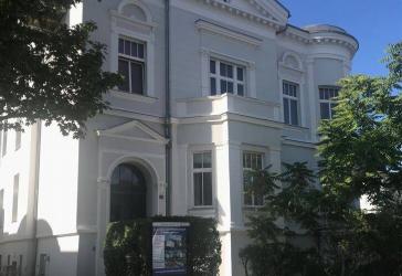 Büroeinheit mit 2 Räumen, Duschbad und Laminat in zentraler Lage