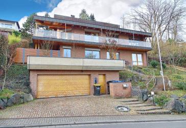 Luxuriös ausgestattete Villa mit Pool, Sauna, Kamin und Solaranlage.