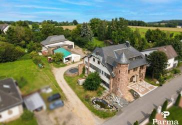 Ein- bis Zweifamilienhaus mit Lagerhallen in ruhiger Lage von Kreuzau-Bilstein