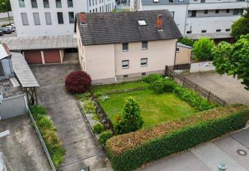 2-3 Familienhaus mit Wintergarten und Garagenkomplex