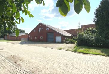 Platz für Ideen: Ehemaliger Hof mit Wohnhaus, Hallen und Land in ruhiger Lage