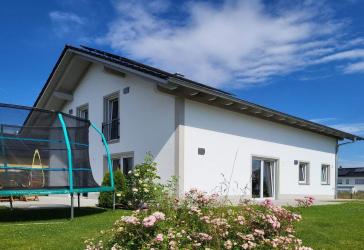 Exklusive Oase mit weitläufigen Sonnenterrassen