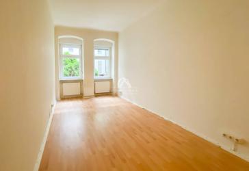 RUHIG GELEGENE 2-ZIMMER-WOHNUNG IM ERDGESCHOSS IM HINTERHAUS I RENOVIERUNGSBEDARF I PROVISONSFREI