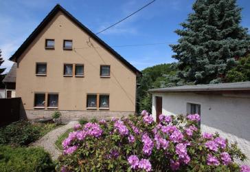 Sanierungsbed. Wohnhaus mit denkmalgeschütztem Wirtschaftsgebäude + Garage