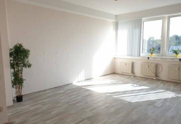 Schönes helles Büro mit viel Fensterfläche