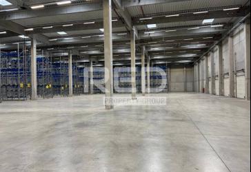 Sofort verfügbare Lagerhalle mit Rampe und Regalen