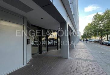 Lichtdurchflutete Ladenfläche an der belebten Hildesheimer Straße