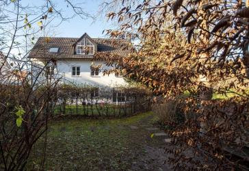 Eine ganze Etage in kleiner WEG, sehr ruhig und grün, trotzdem gute Anbindung, 2 Garagen