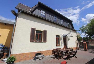 Großes Wohnhaus mit Nebengebäude- Wohnen und Arbeiten an einem Ort ist hier möglich!