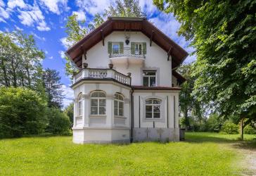 Starnberg - Söcking. Weitläufiges Parkgrundstück mit historischem Jagdschlösschen.