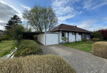 Modernisierter Winkelwalmdachbungalow auf großzügigem Grundstück