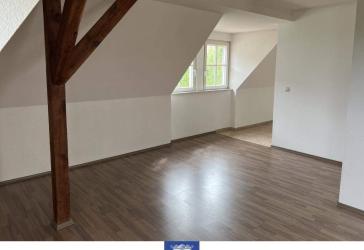Individuelle und geräumige Dachwohnung! Tageslichtbad mit Wanne und Dusche!