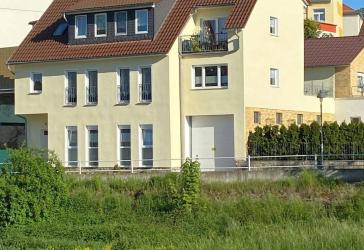 Ansprechendes Mehrfamilienhaus mit Terrasse und ebenerdigem Bungalow - auch zur Selbstnutzung