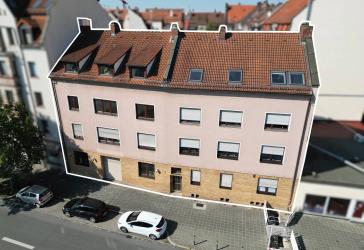 Vermietete Gewerbeeinheit mit hohen Decken, offener Fläche und Terrasse