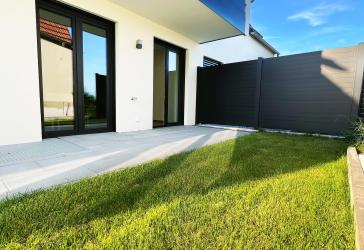Moderne, energieeffiziente Erdgeschosswohnung mit hochwertiger Küche, 2 Zimmern, Terrasse und Garten - Perfekt zum Entspannen!