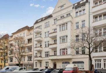 Charlottenburg: Renovierungsbedürftige 2-Zimmer-Wohnung im Hofbereich.