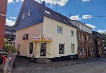 Im Herzen von Much: Wohn-/Geschäftshaus mit Gewerbeeinheit und zwei Wohnungen