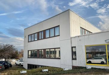 Büro, Ausstellung mit Produktions- und Lagerflächen * Fensterfront * Stellplätze * Aufzug, Rampe