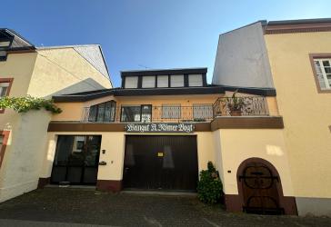 Imposantes Winzerhaus mit großzügigen Räumlichkeiten und Halle an der Mosel