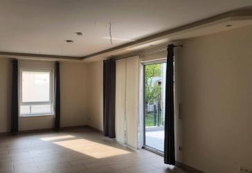 Moderne, helle Wohnung mit Garten