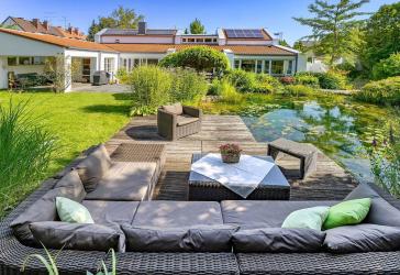 +++ Repräsentatives Refugium mit Einliegerwohnung und Pool +++ 1.500 m² Grundstück +++