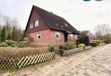 Gemütliches Einfamilienhaus in ansprechender Wohnlage mit großem Garten, Teich und Garage!