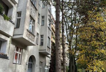 Gemütliche 2-Zimmer-Altbauwohnung mit Balkon im grünen Steglitz-Zehlendorf - mit Eigennutzoption!