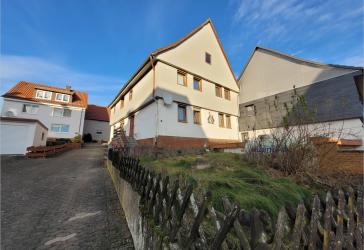 Großes Zweifamilienhaus mit Anbau, Garagen und Renovierungsbedarf