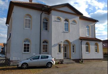 An der Werra gelegenes Mehrfamilienhaus