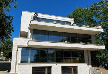 Designer Wohnung in erster Wasserlinie Am Großen Wannsee auf privatem Parkgrundstück