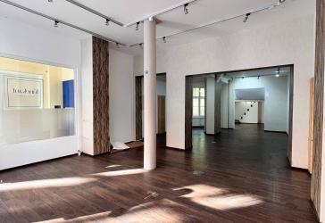 Ladenfläche in der Graßengießerstraße mit großer Fensterfront