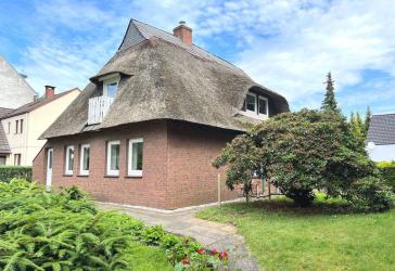 PURNHAGEN-IMMOBILIEN - Bremen-Rönnebeck, charm. Reetdachhaus mit sep. Werkstatt in zentraler Lage