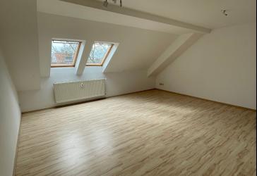 2-Raumwohnung im Dachgeschoss, Bad + Küche mit Tageslicht in guter Lage zu vermieten!