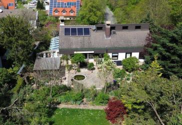 Einfamilien-Wohnhaus mit Garagen