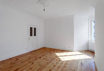 Bezugsfreie 3-Zimmer-Wohnung in Rigaer Straße. Hohe Decken, Dielenböden, Altbauflair.