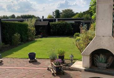 Schönes Reihenmittelhaus in gepflegtem Zustand mit Terrasse und sonnigem Garten sowie einer Garage. Von Privat ohne Makler!