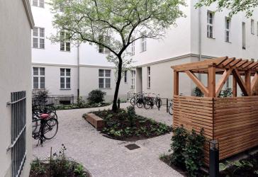 Kapitalanlage: Charmante Altbauwohnung im Seitenflügel - 2 Zimmer, klassischer Charakter & Balkon
