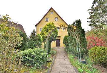 Denkmal ehem. Forsthaus, Nebenhaus und 4 Garagen